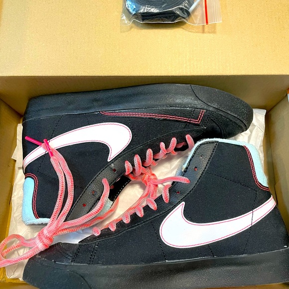 Nike Shoes - Nike Blazer Mid ‘77 GS 6Y/ 38.5/ 7-7.5 Womens in Black/White-Flash Crimson